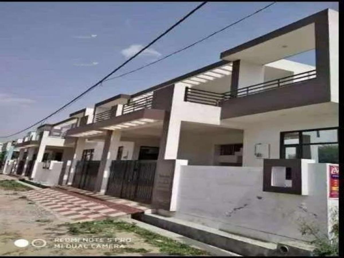 2 bedrooms House in Lucknow, India No. 18532