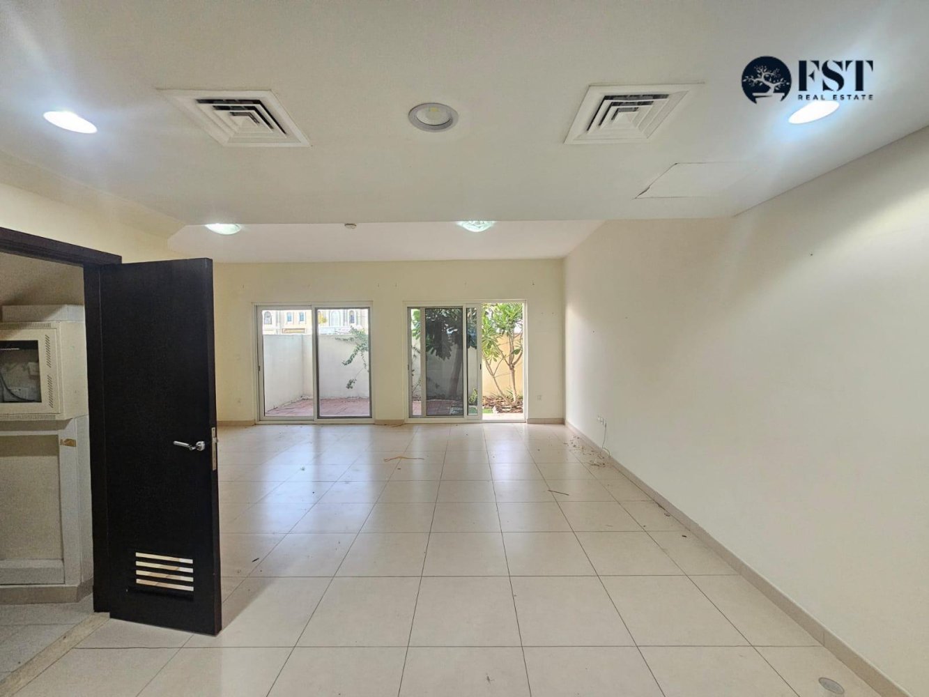 Вилла с 3 спальнями в International City, ОАЭ № 53700