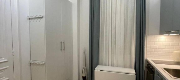 Studio in Paris, France No. 329075 4