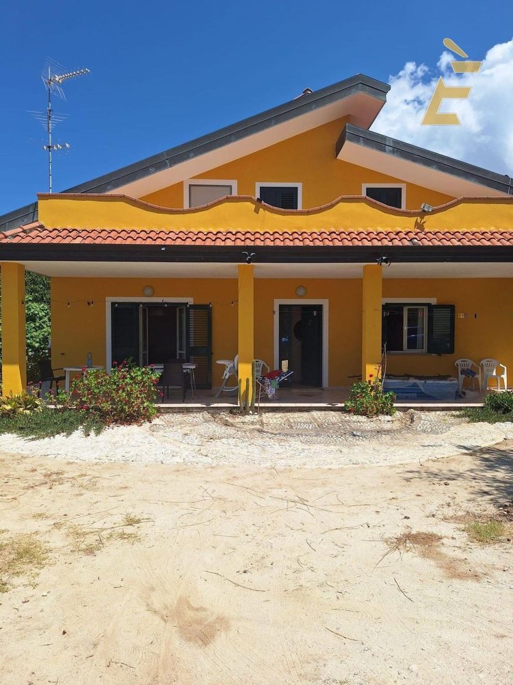 Villa de 4 divisões em Vibo Valentia, Italy N.º 267953
