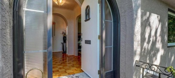 5 bedrooms House in British Columbia, Canada No. 1149 4