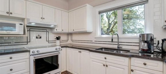 5 bedrooms House in British Columbia, Canada No. 1149 9