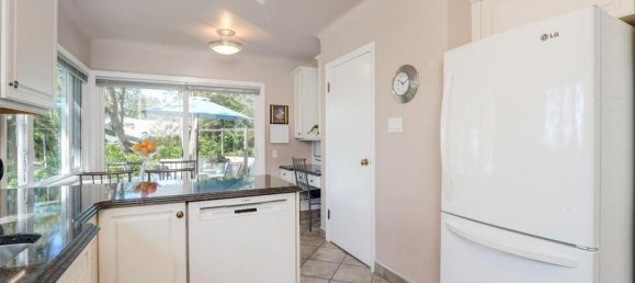 5 bedrooms House in British Columbia, Canada No. 1149 10