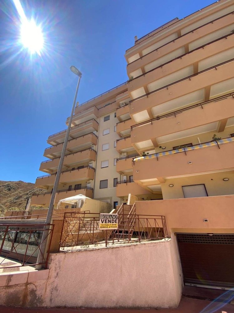 6 bedrooms Apartment in Crotone, Italy No. 401183