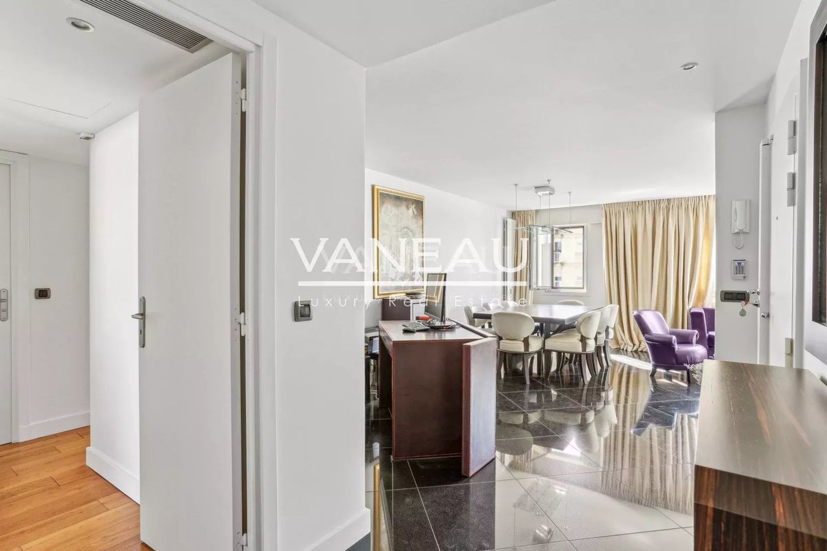 3 bedrooms Apartment in Paris, France No. 164130