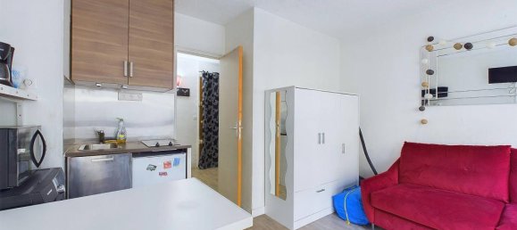 1 bedroom Apartment in Paris, France No. 165123 3