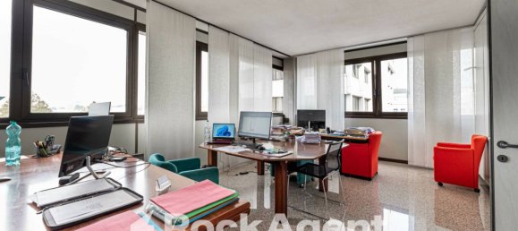 5 rooms Office in Padua, Italy No. 99867 11