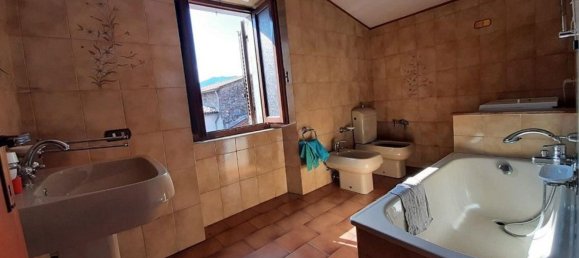5 rooms Apartment in Barga, Italy No. 75610 6