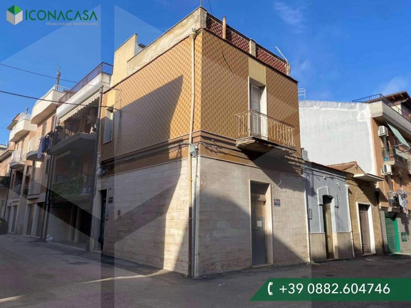 Casa de 3 habitaciónes en San Severo, Italy No. 18875