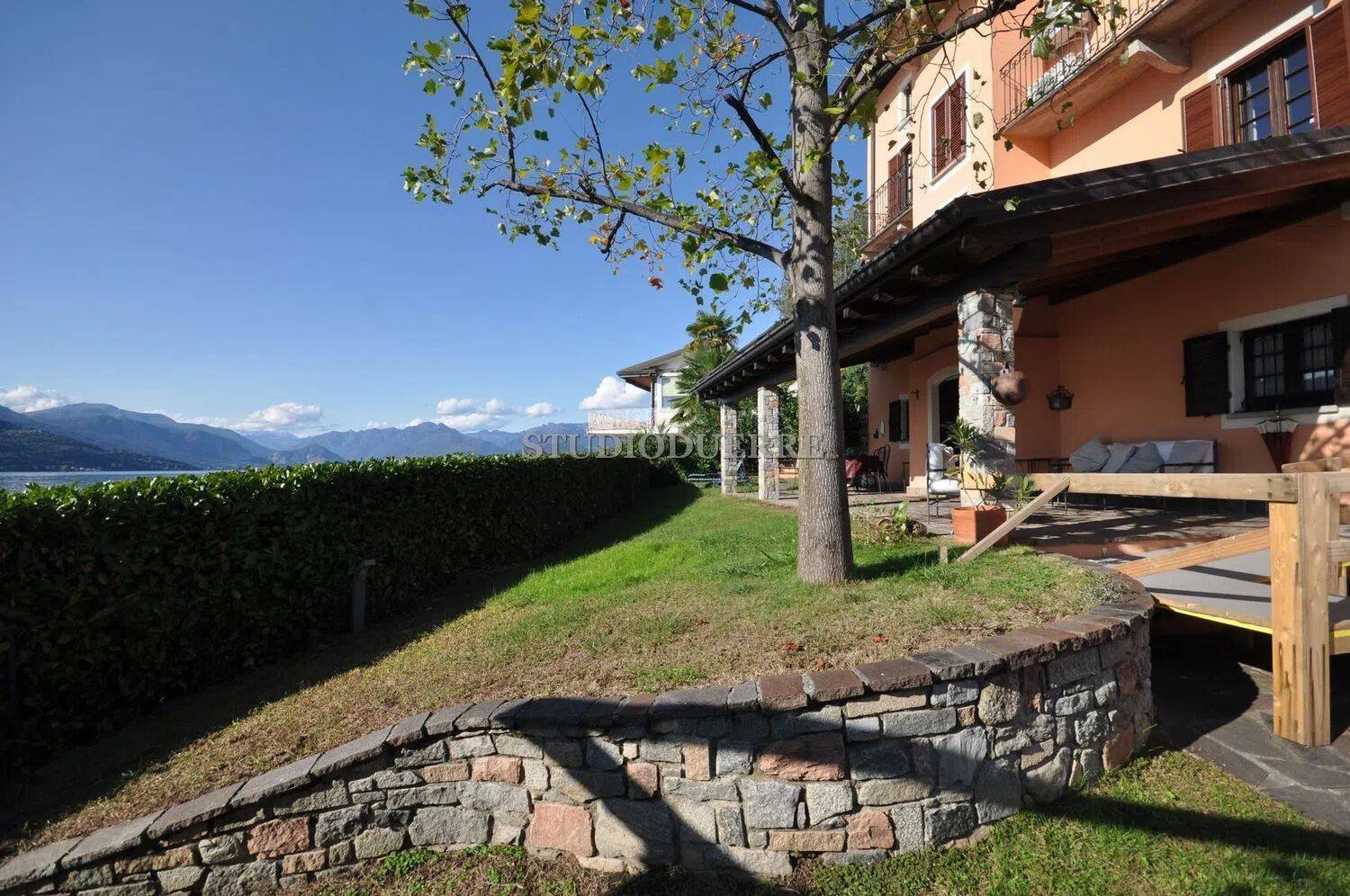 10 chambres Villa à Leggiuno, Italy No. 326215