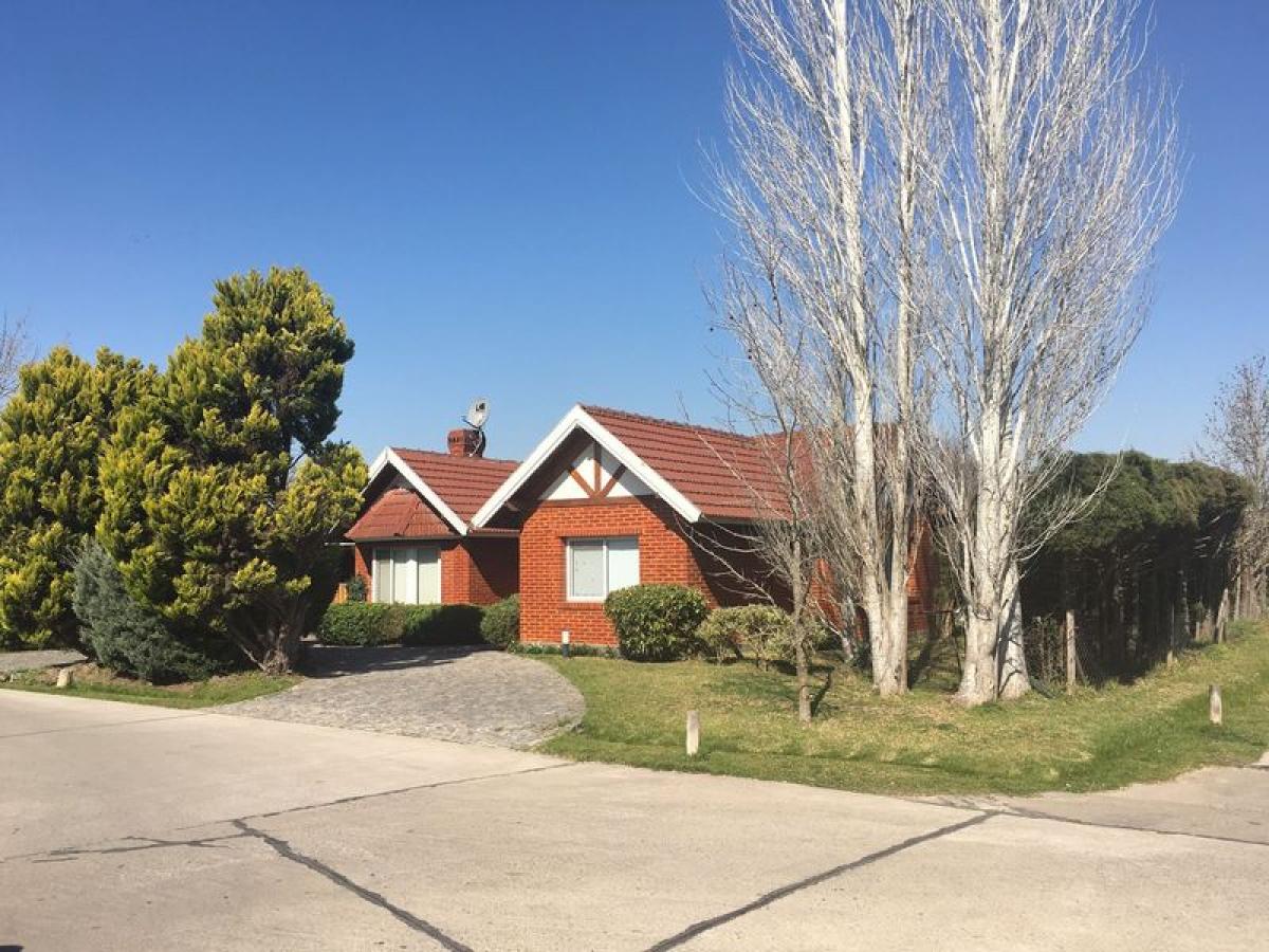 Casa de 3 dormitorios en Esteban Echeverría, Argentina No. 76910