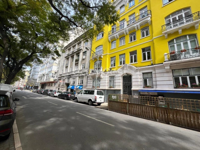 80m² Commercial property in Lisbon, Portugal No. 147236