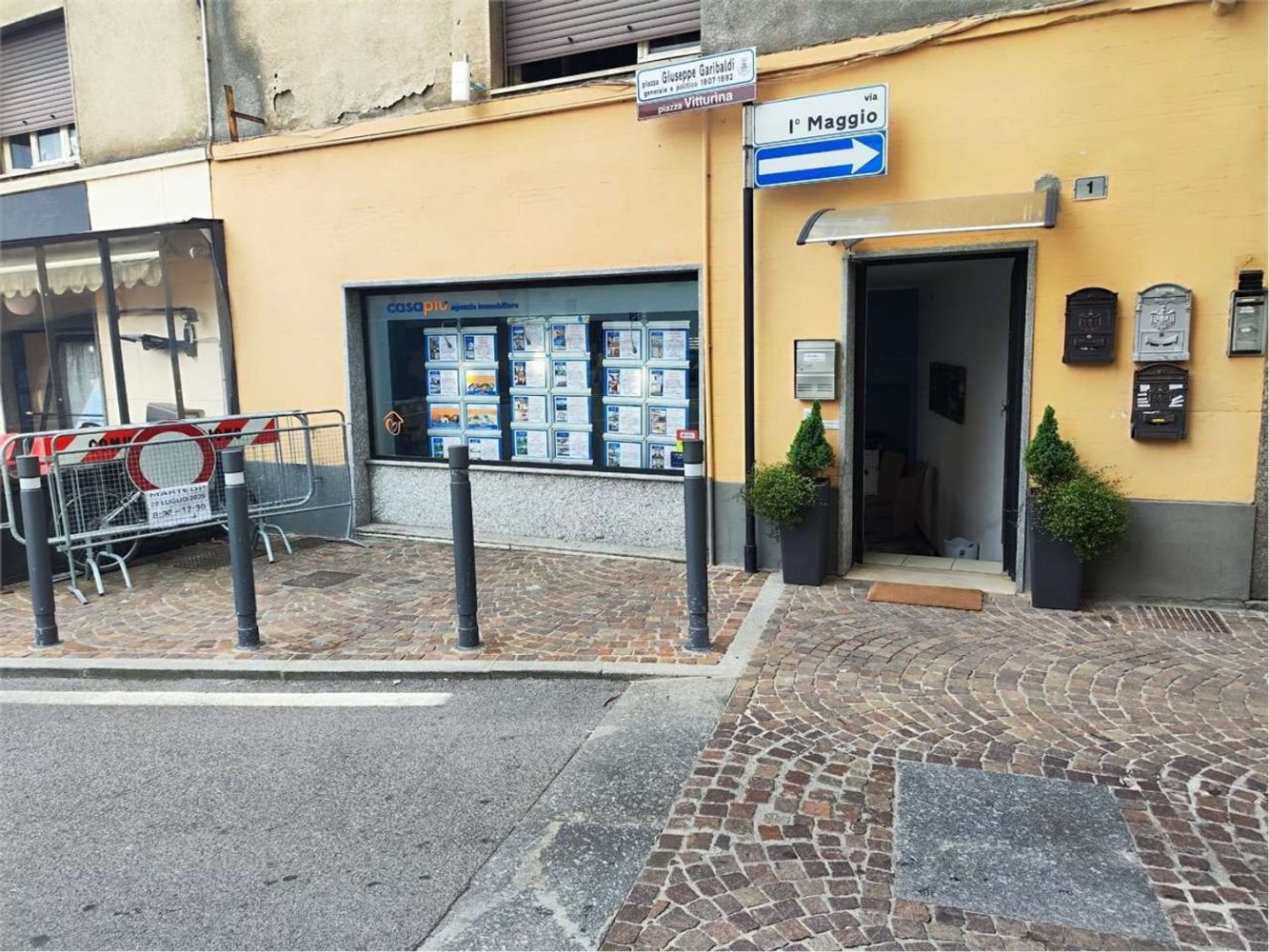65m² Commercial property in Oggiono, Italy No. 275982