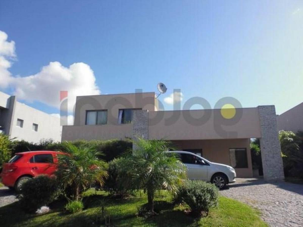 3 bedrooms House in Berazategui, Argentina No. 19061