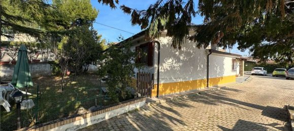 Дом с 6 комнатами в Монтесильвано, Италия № 56786 31