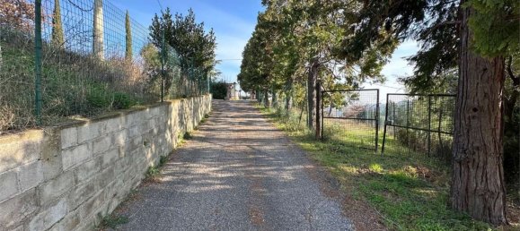 Дом с 6 комнатами в Монтесильвано, Италия № 56786 34