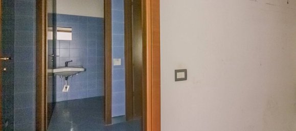 1 room Commercial property in Lecco, Italy No. 320033 8