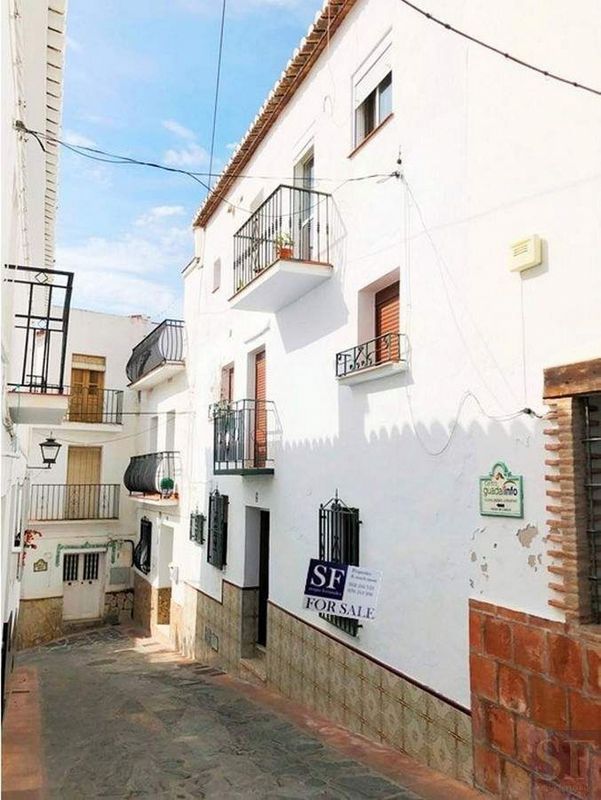4 bedrooms Townhouse in Sayalonga, Spain No. 228423