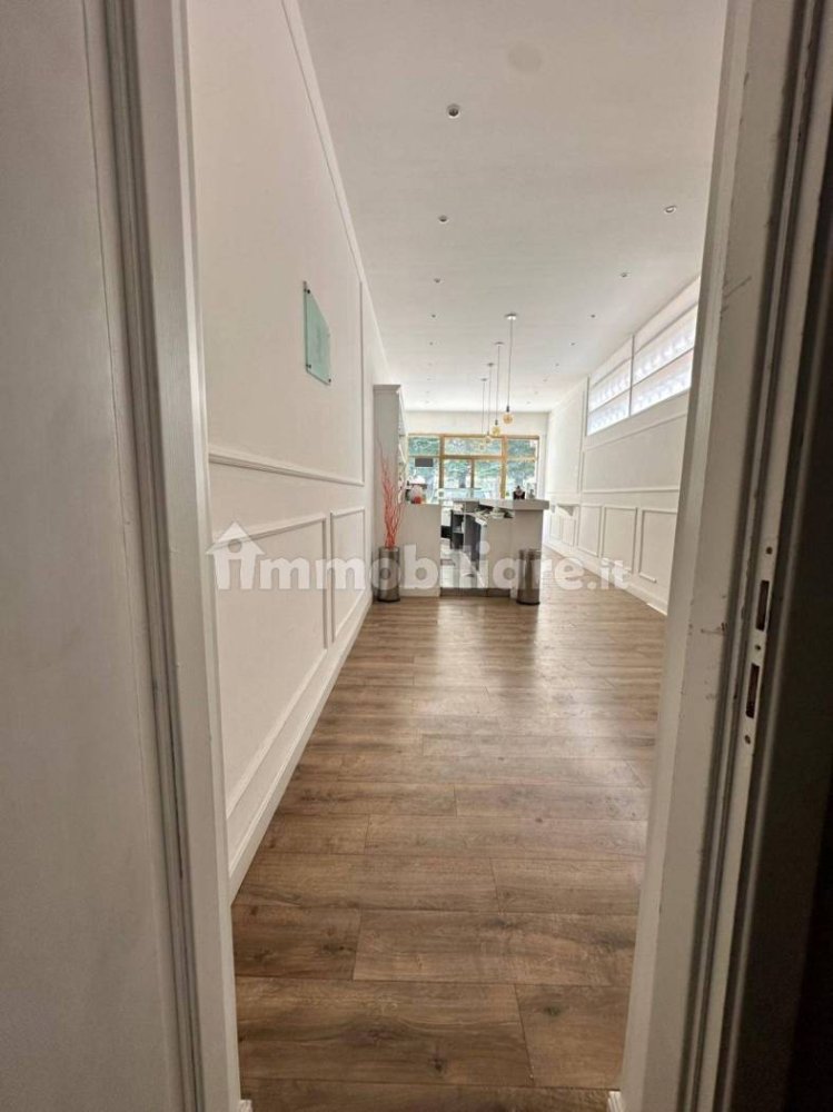 2 rooms Commercial property in Lucca, Italy No. 320883