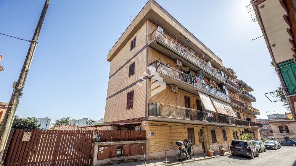 3 rooms Apartment in Rome, Italy No. 63356