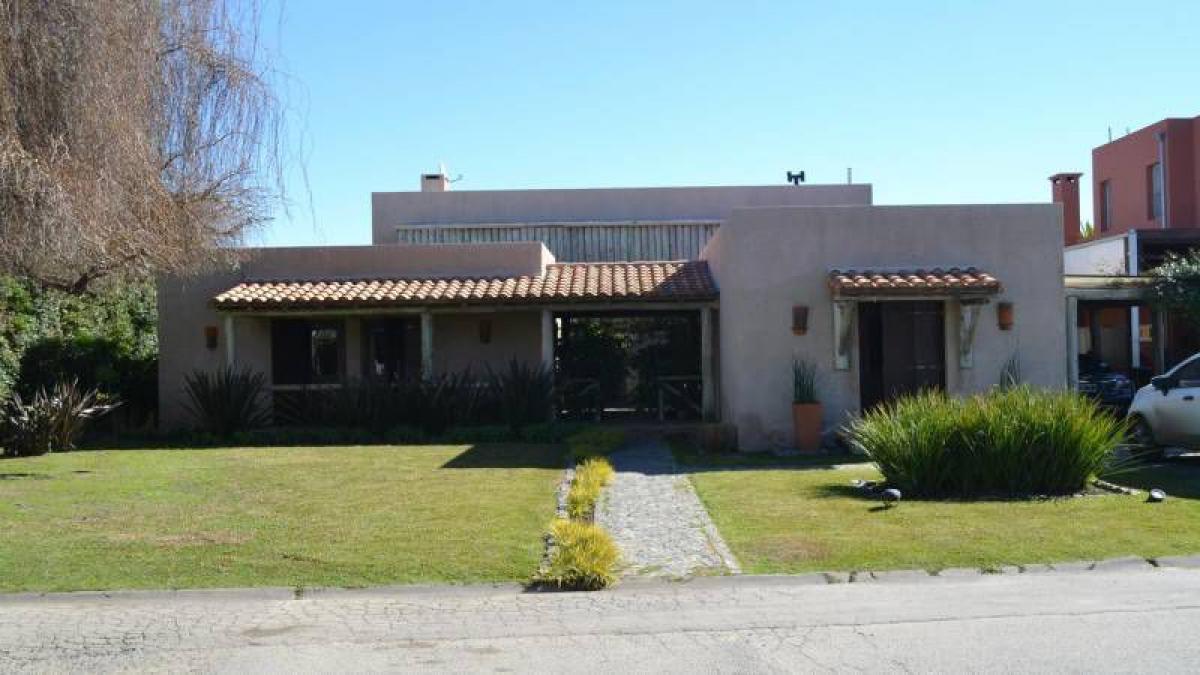 3 bedrooms House in Berazategui, Argentina No. 52868