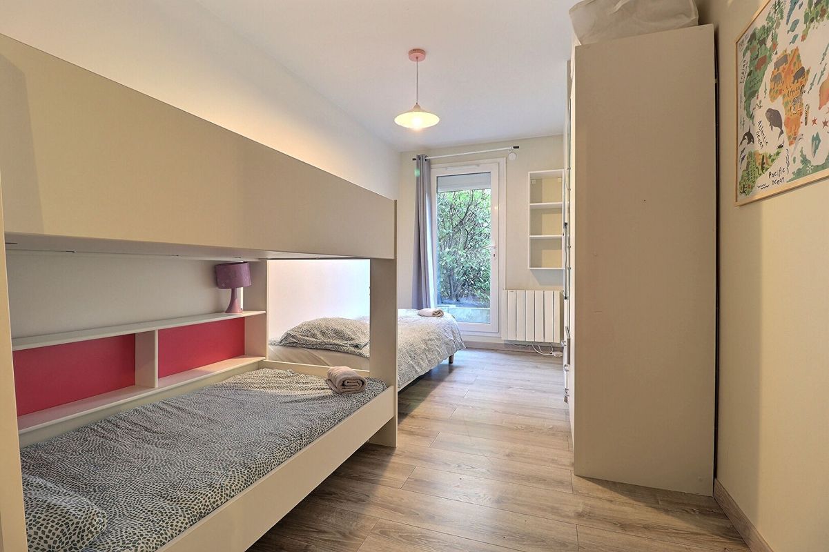 2 bedrooms Apartment in Saint-Denis, France No. 170847