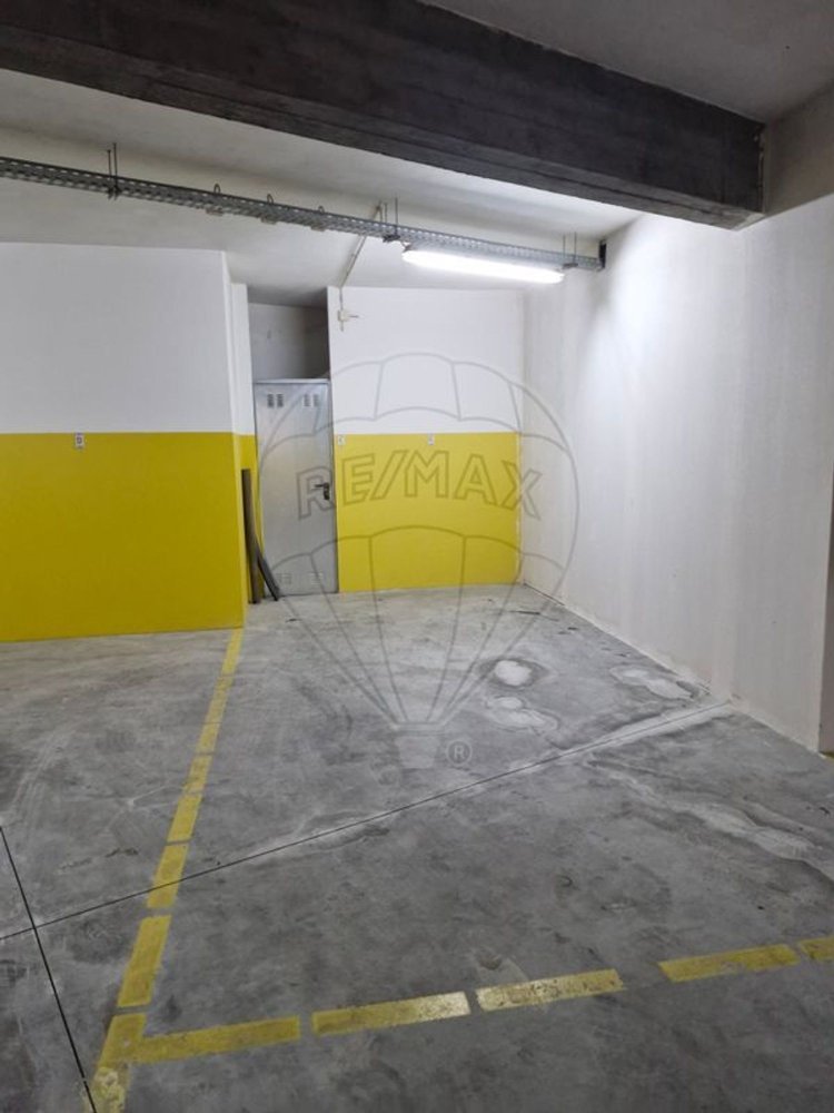 19m² Garage in Rio Tinto, Portugal No. 48193