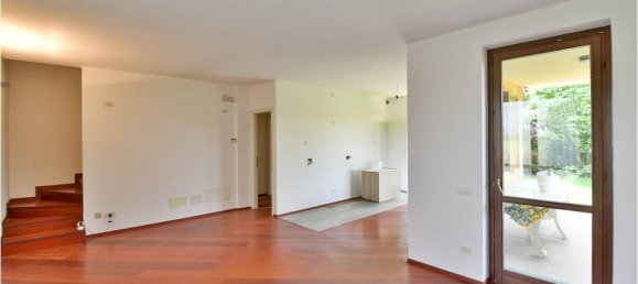 3 bedrooms House in Rovellasca, Italy No. 310916 2