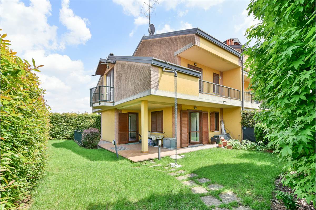 3 bedrooms House in Rovellasca, Italy No. 310916