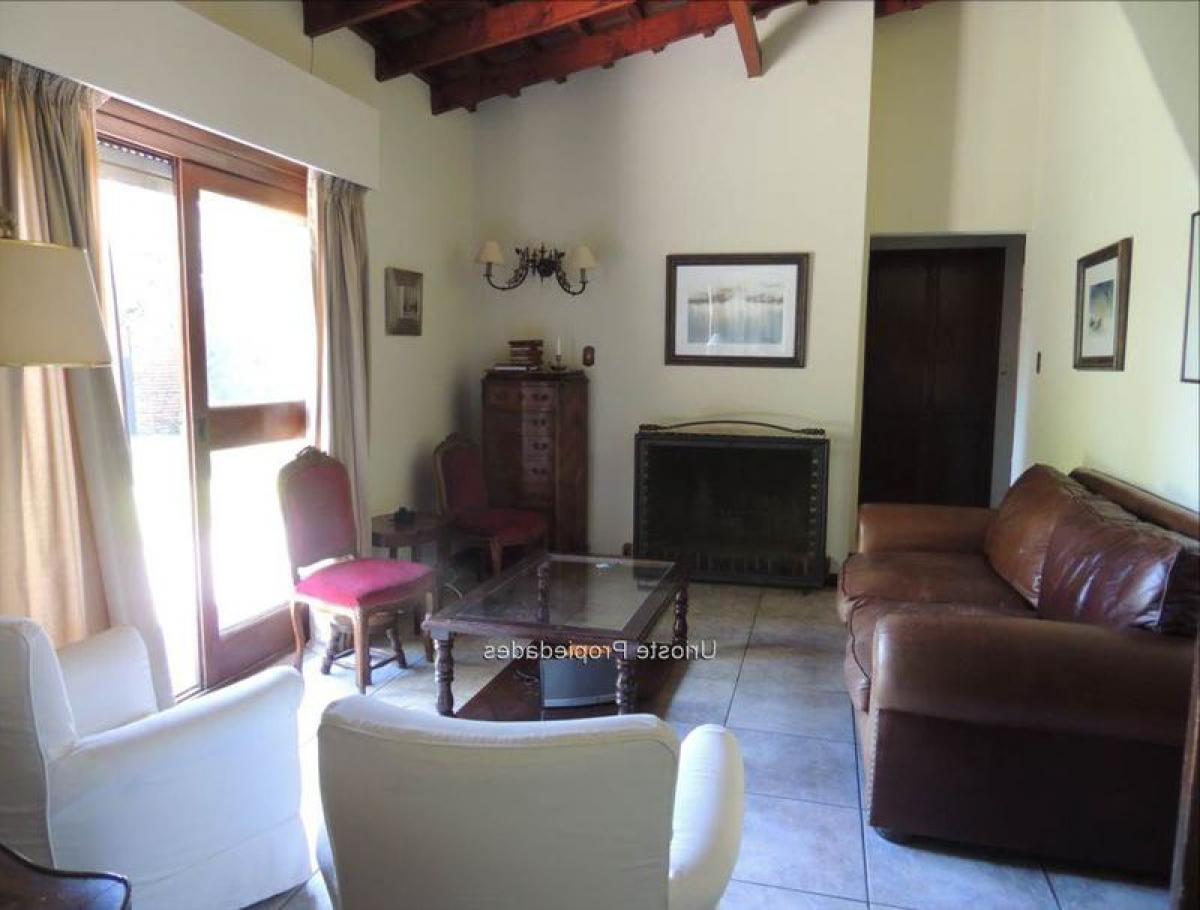 Apartamento de 4 dormitorios en Montevideo, Uruguay No. 2875