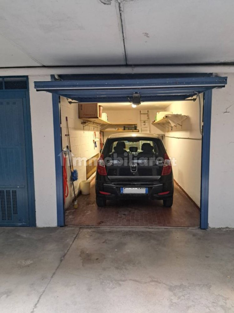 16m² Garage in Bologna, Italy No. 71237