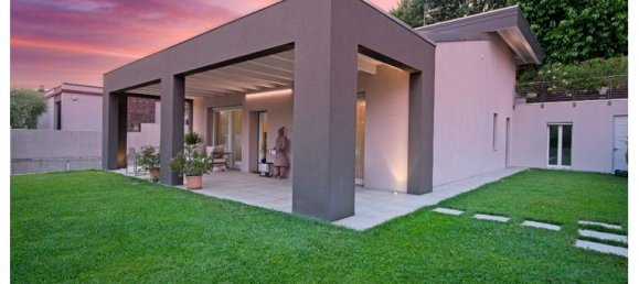 Villa de 3 dormitorios en Padenghe sul Garda, Italy No. 363285 8