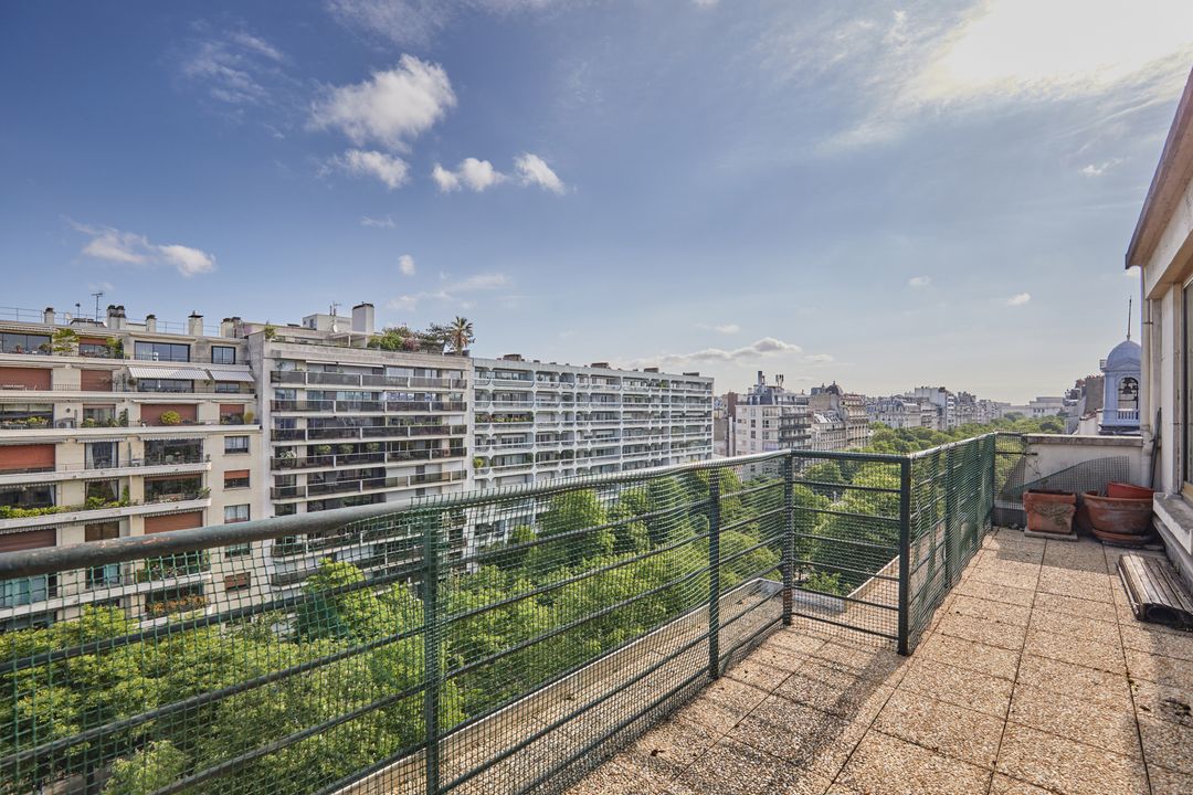 2 bedrooms Apartment in Paris, France No. 116951