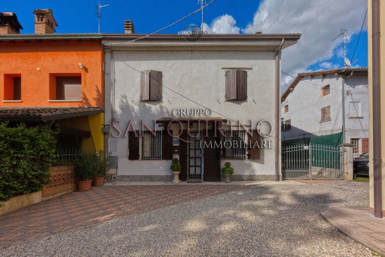 5 bedrooms Villa in Correggio, Italy No. 330632