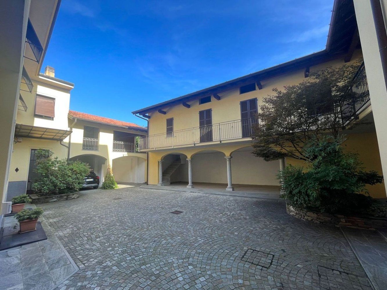 Casa de 10 dormitorios en Samarate, Italy No. 383577