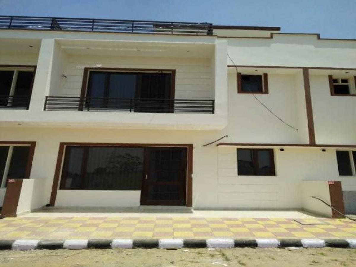 3 bedrooms House in Chandigarh, India No. 11083