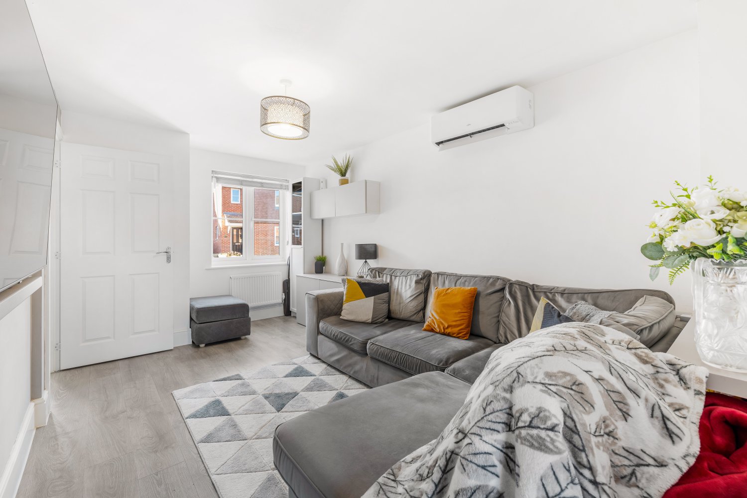 2 bedrooms House in Horley, United Kingdom No. 1062