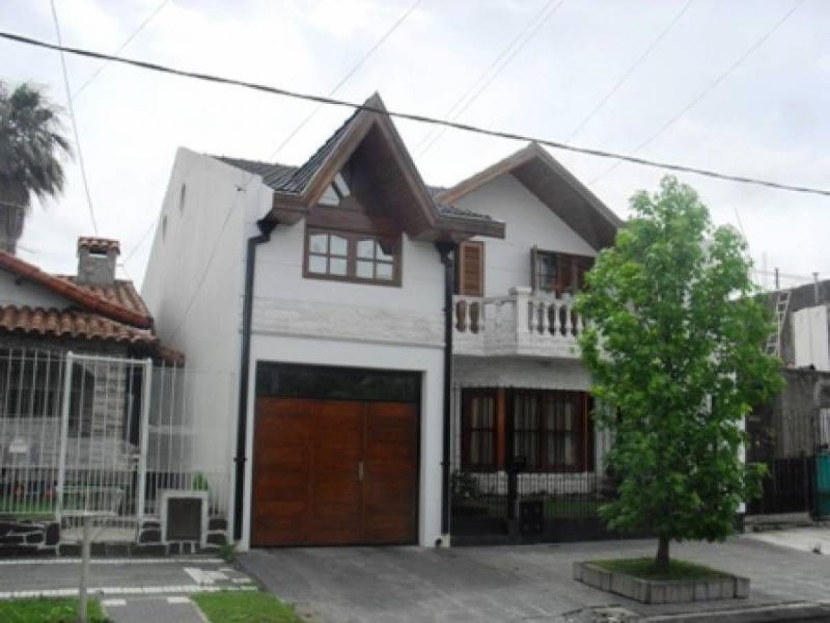 3 bedrooms House in Lanus, Argentina No. 6904