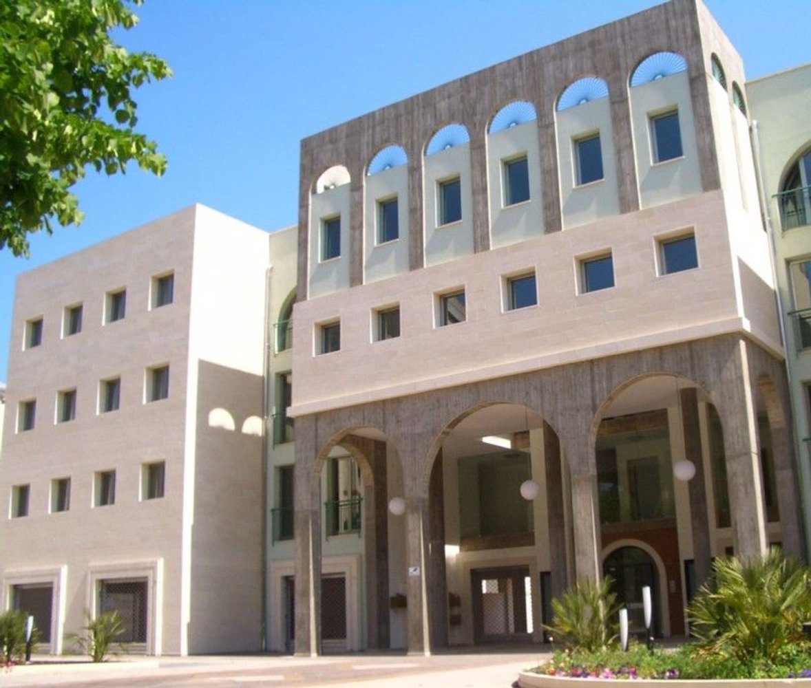 Oficina en Lecce, Italy 102 m² No. 306928