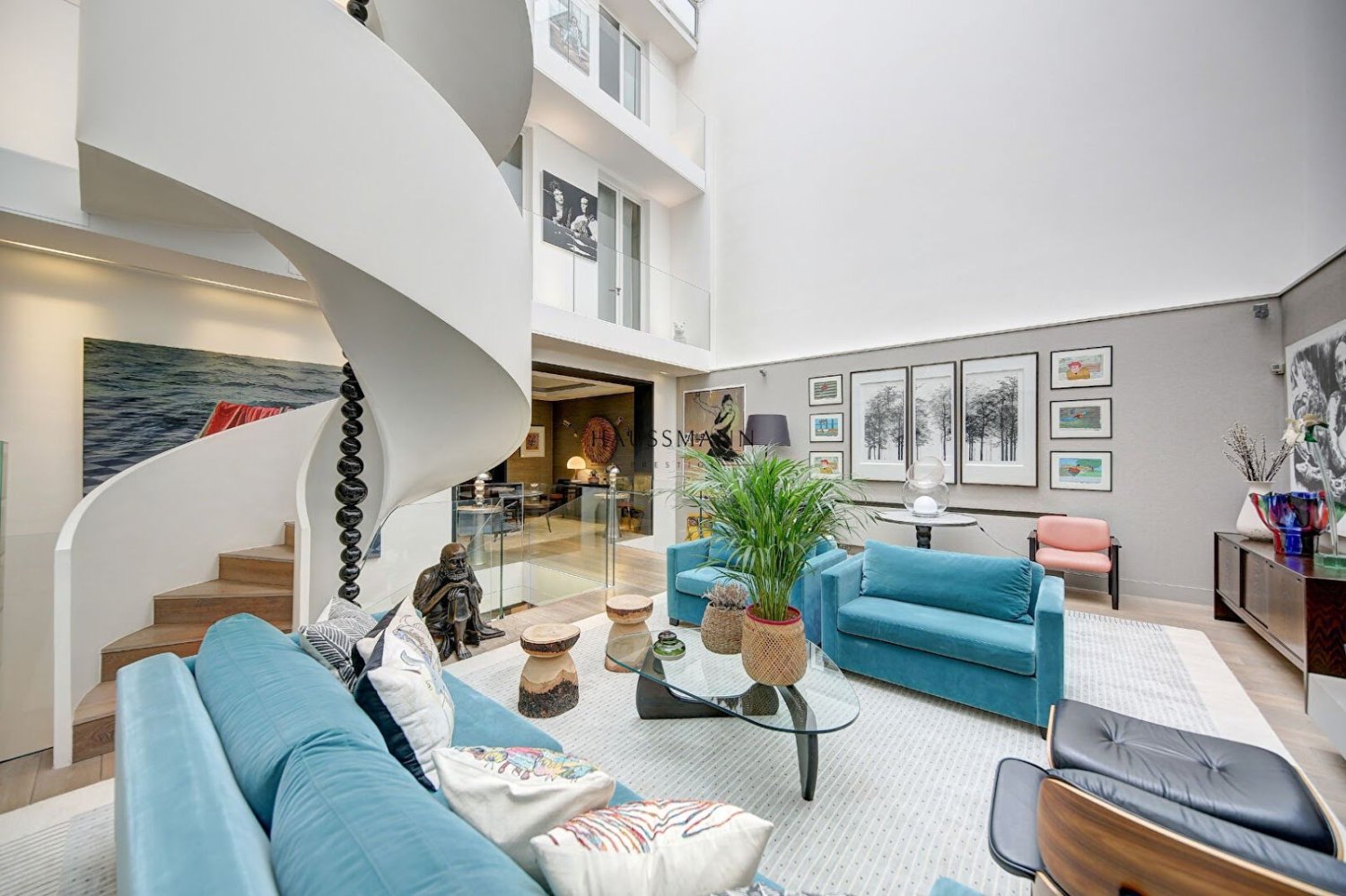 3 bedrooms Hotel in Paris, France No. 171837