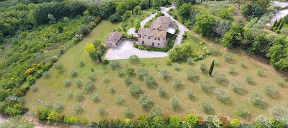 4 bedrooms Villa in Perugia, Italy No. 224 3