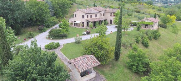 4 bedrooms Villa in Perugia, Italy No. 224 2