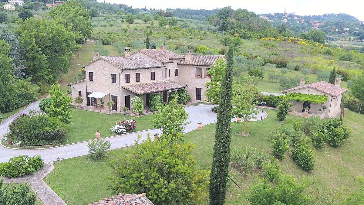 4 bedrooms Villa in Perugia, Italy No. 224