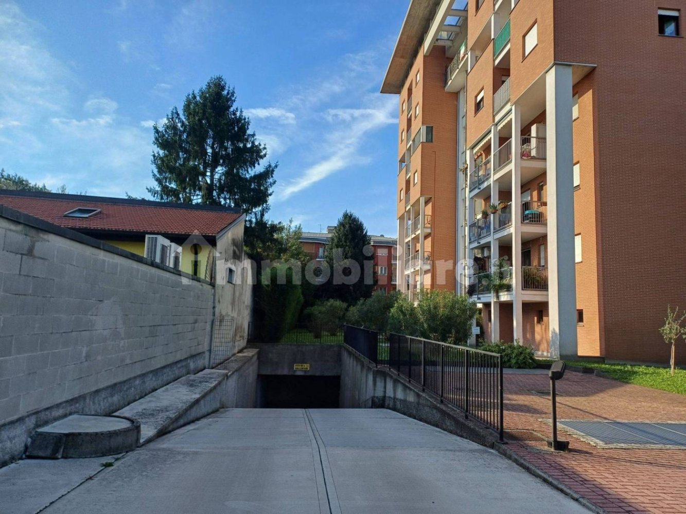 14m² Garage in Milan, Italy No. 340536