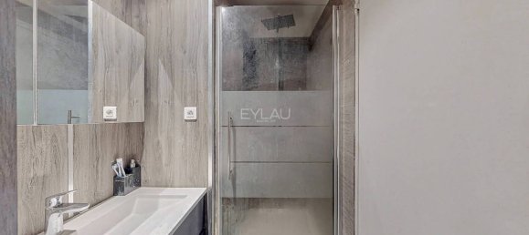 Studio in Paris, France No. 196217 9