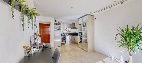 Studio in Paris, France No. 196217 6