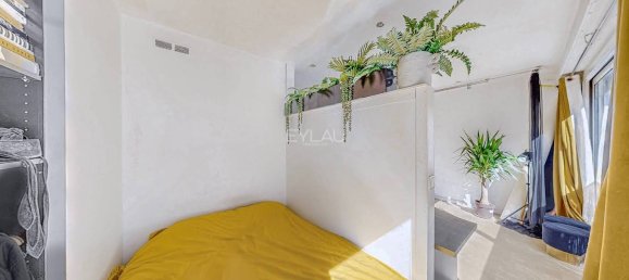 Studio in Paris, France No. 196217 4