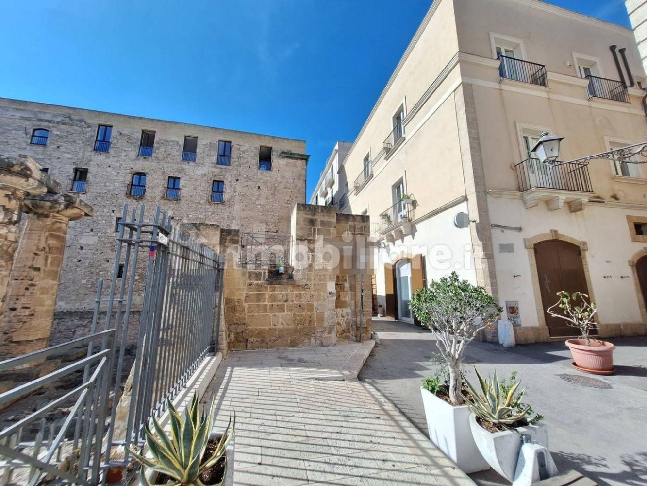 201m² Commercial property in Taranto, Italy No. 343112