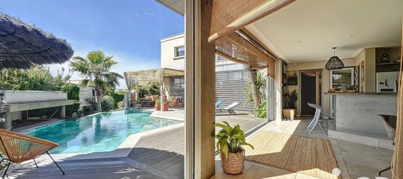 4 bedrooms House in Montblanc, France No. 344050 6