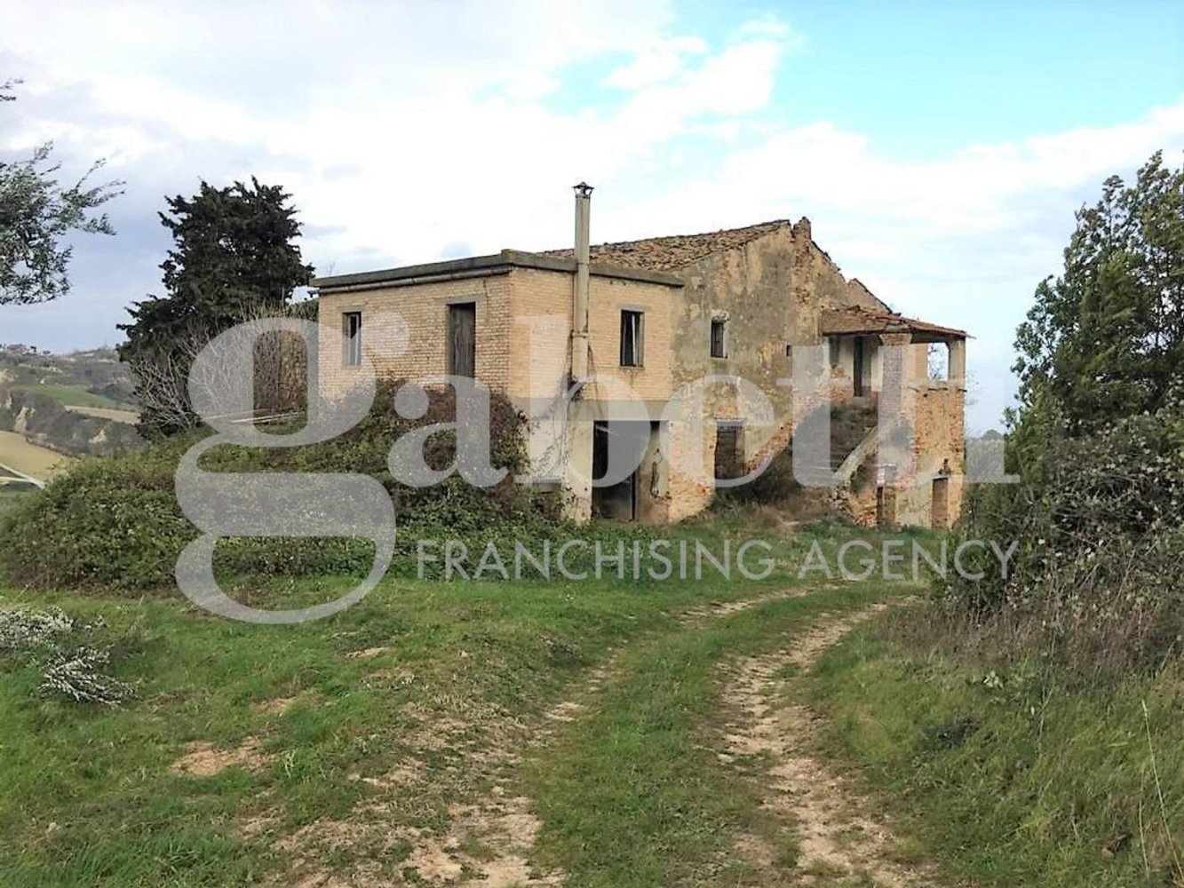 6 rooms House in Acquaviva Picena, Italy No. 7936